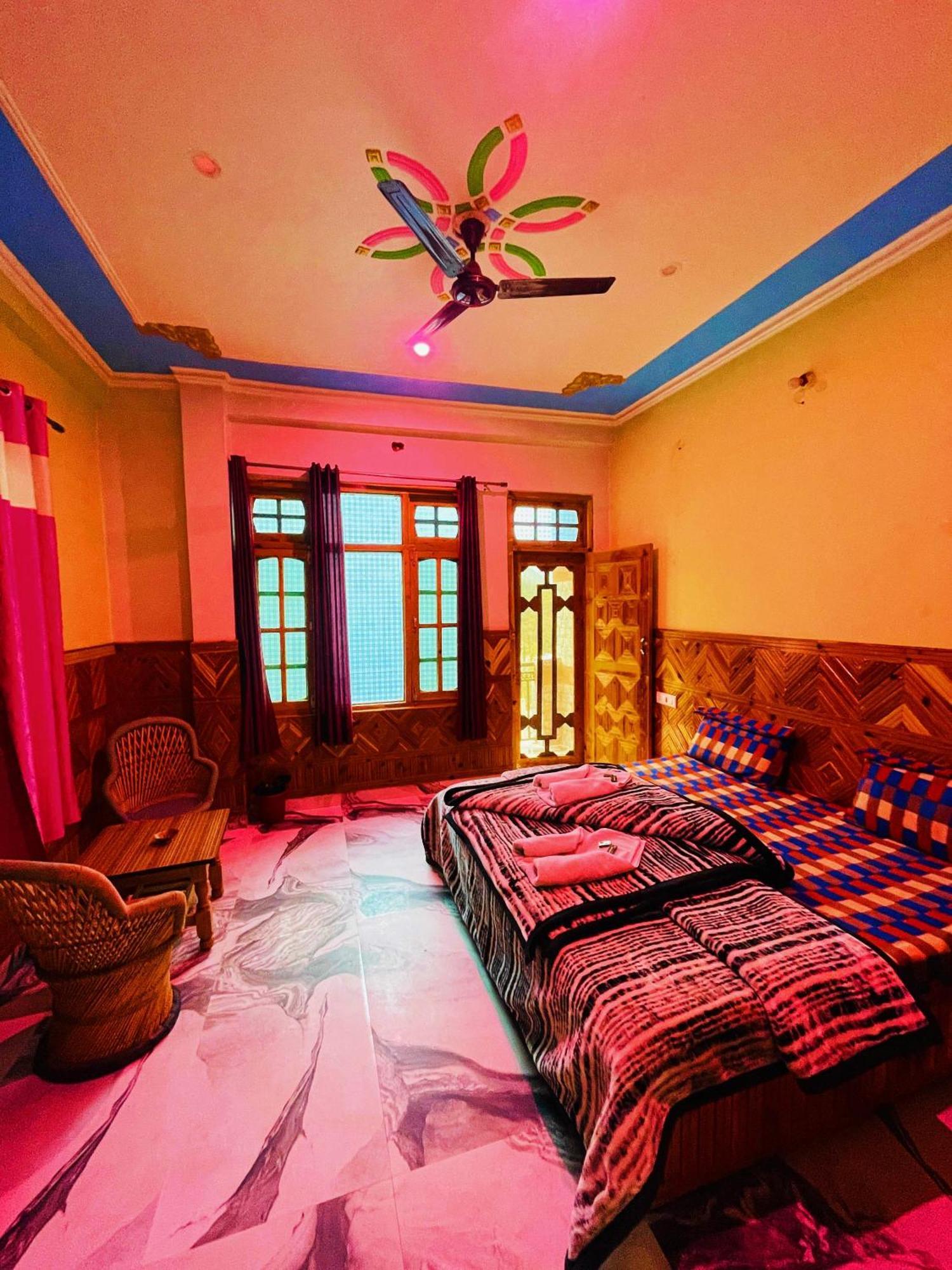 Chalo Chhalal Hotel & Cafe Kasol Exteriör bild
