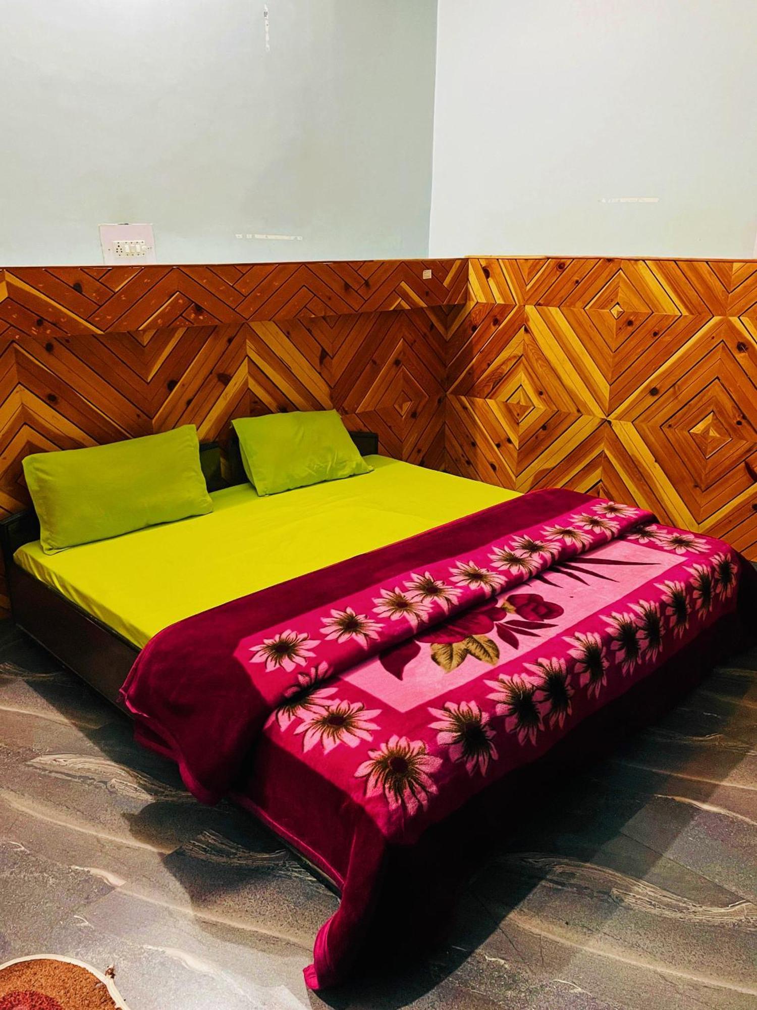 Chalo Chhalal Hotel & Cafe Kasol Exteriör bild